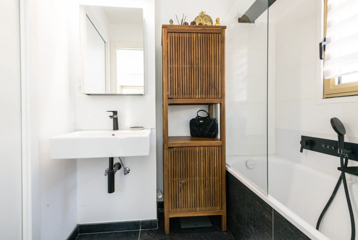 Appartement 2 pièces rénové avec terrasse à Menton (06500), Cave et vue dégagée 