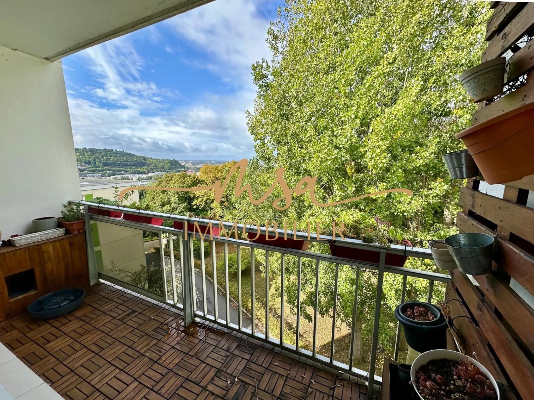 Appartement spacieux de 90 m² à Rouen avec balcon, cave et parking en secteur résidentiel 