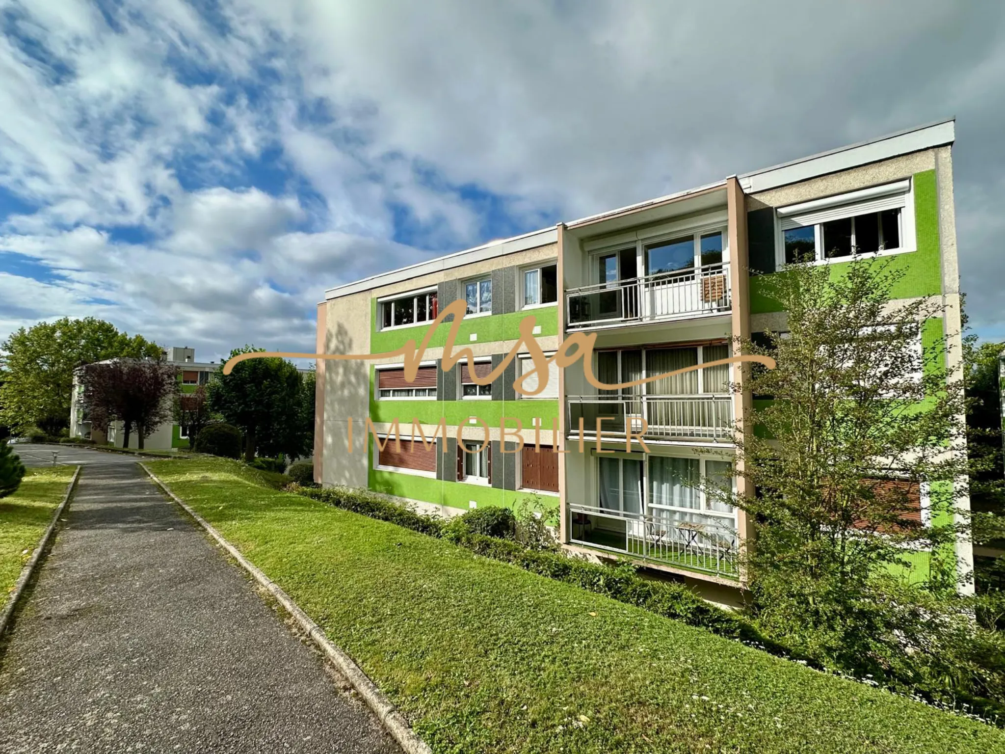 Appartement spacieux de 90 m² à Rouen avec balcon, cave et parking en secteur résidentiel 