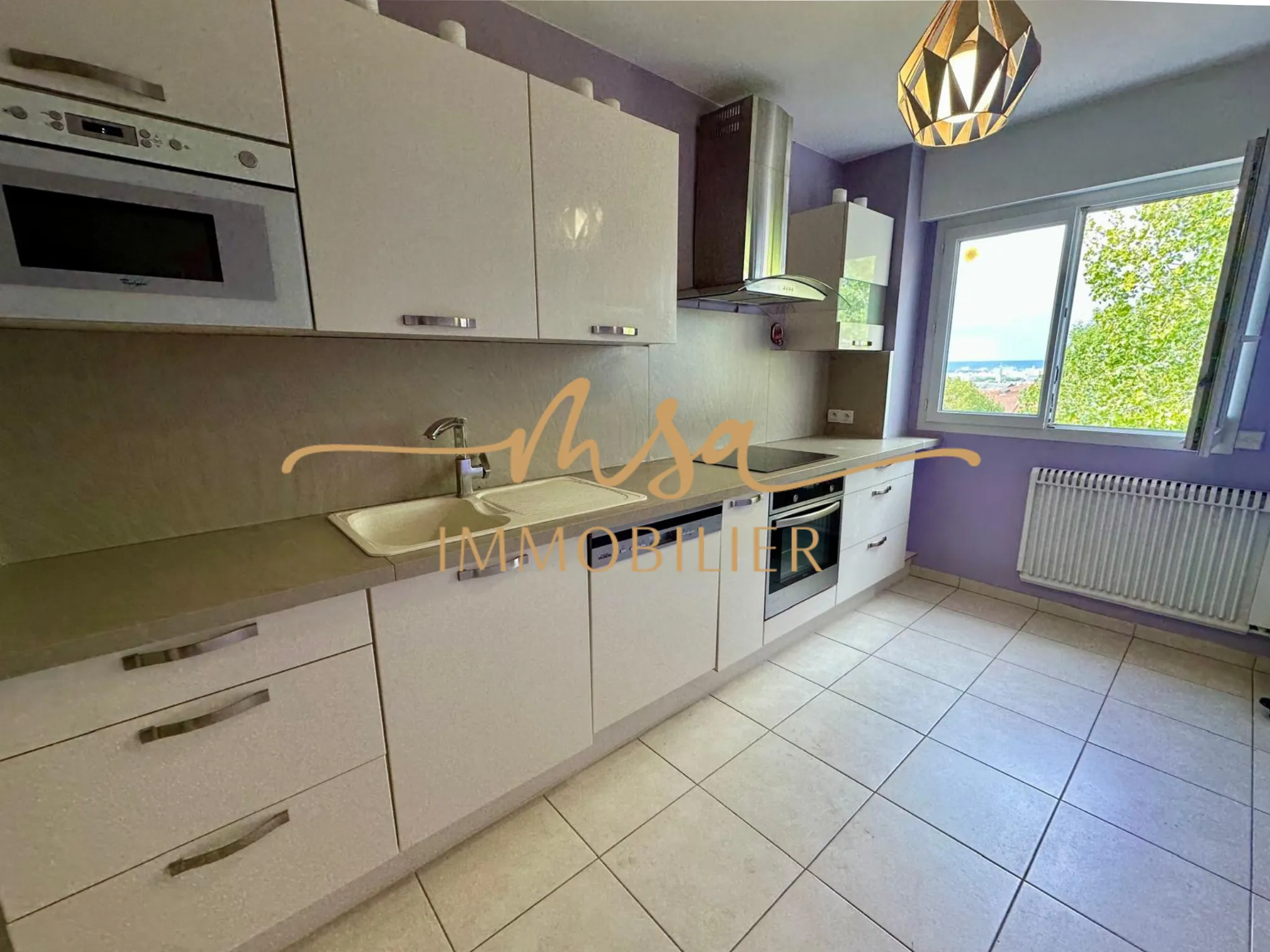 Appartement spacieux de 90 m² à Rouen avec balcon, cave et parking en secteur résidentiel 