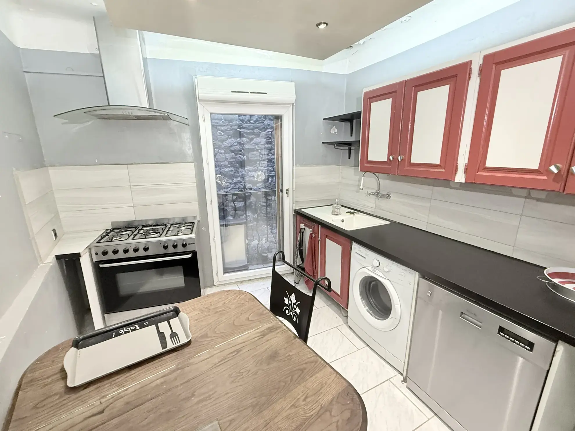 Maison de ville rénovée avec garage au centre de Cuers – 83 m² 