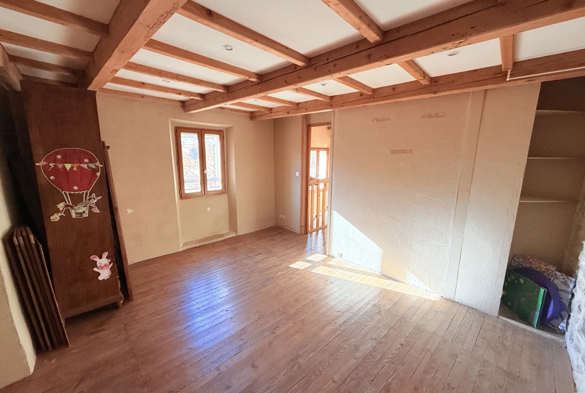 Maison de ville rénovée avec garage au centre de Cuers – 83 m² 