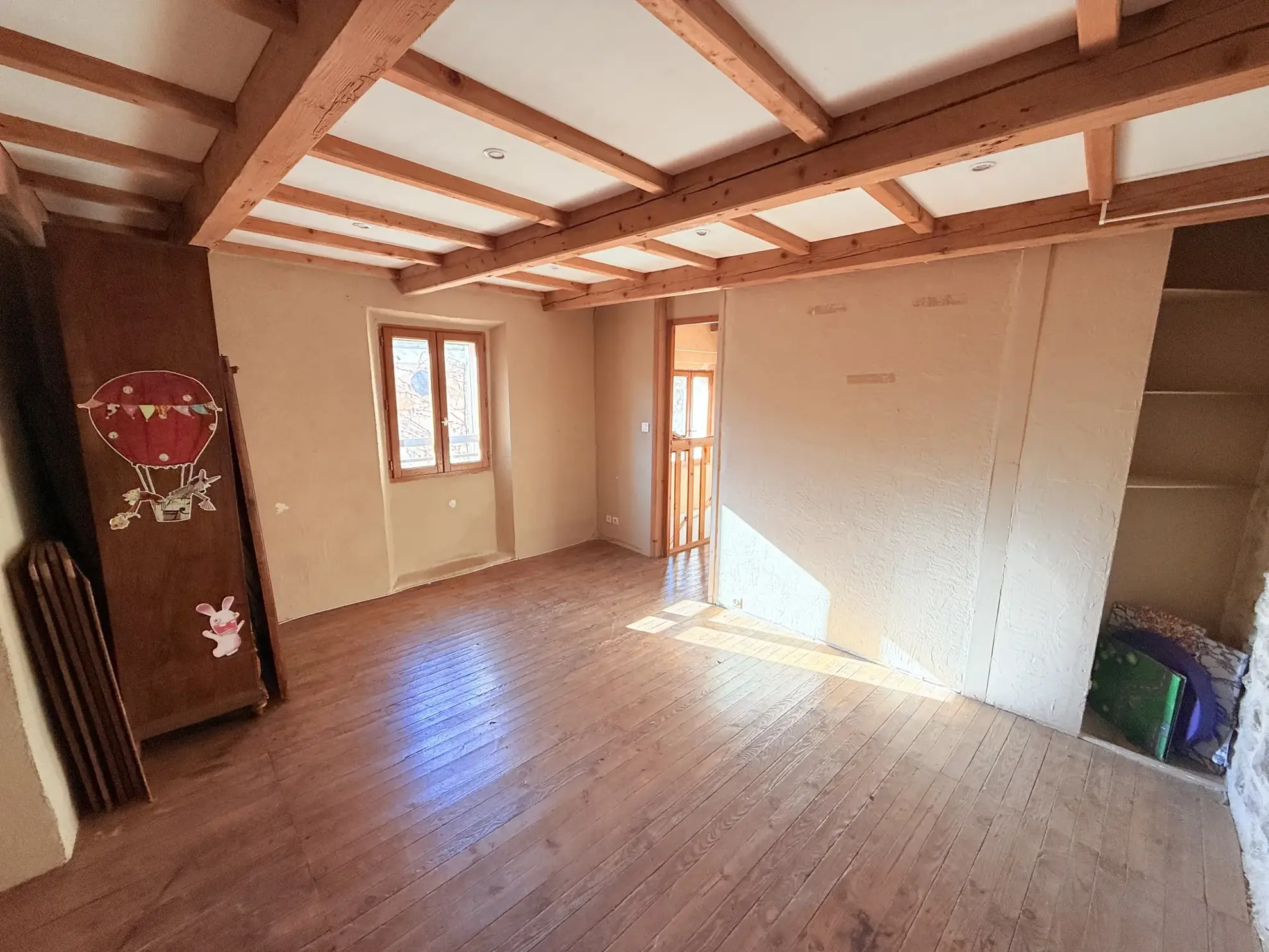 Maison de ville rénovée avec garage au centre de Cuers – 83 m² 