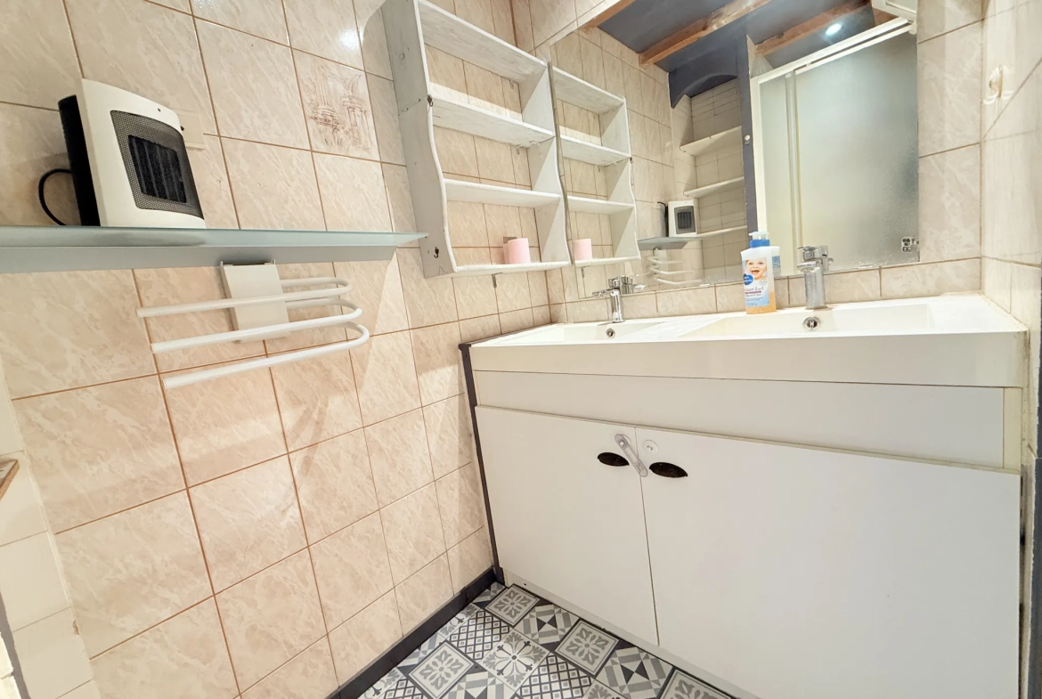 Maison de ville rénovée avec garage au centre de Cuers – 83 m² 