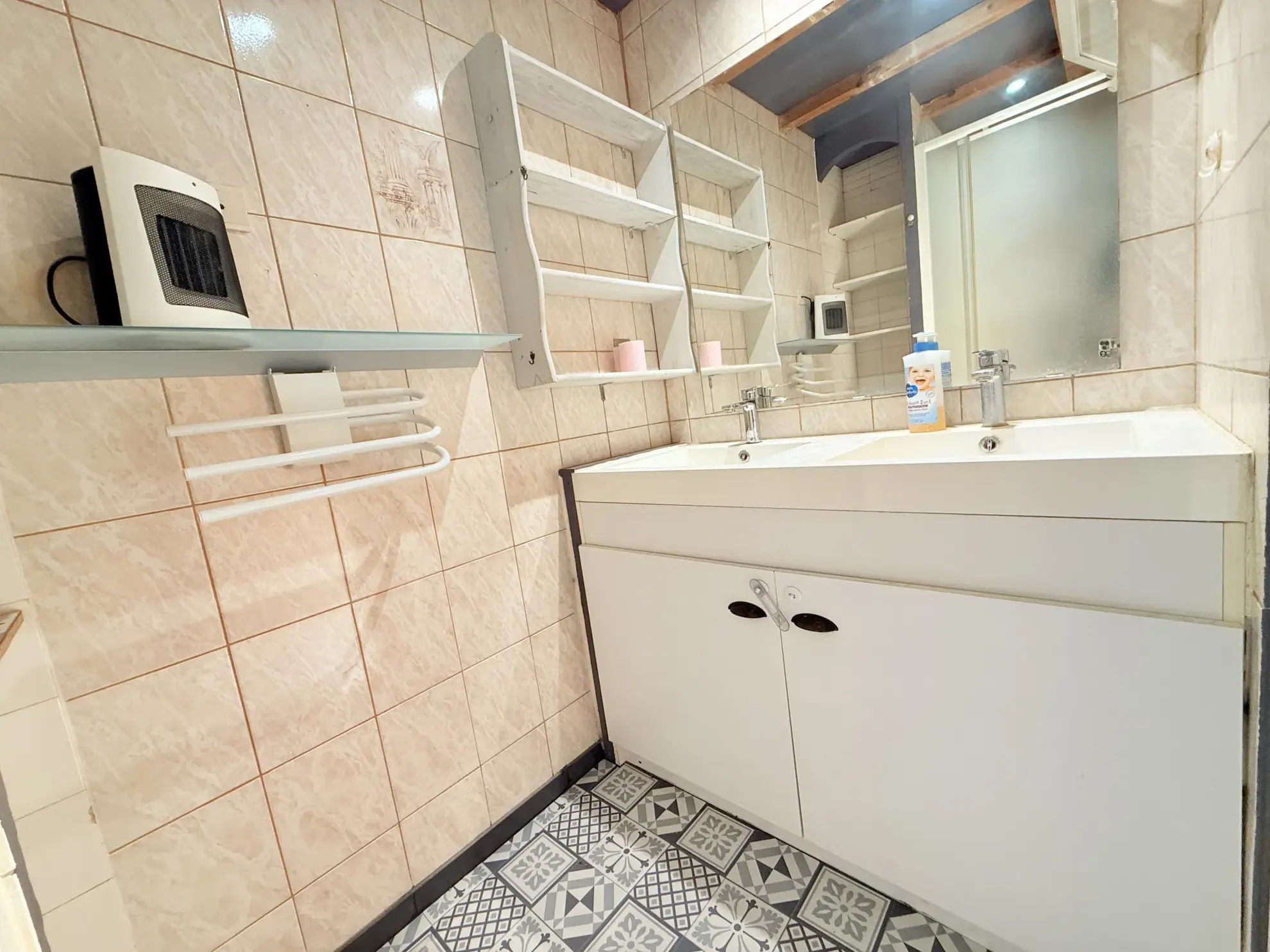 Maison de ville rénovée avec garage au centre de Cuers – 83 m² 