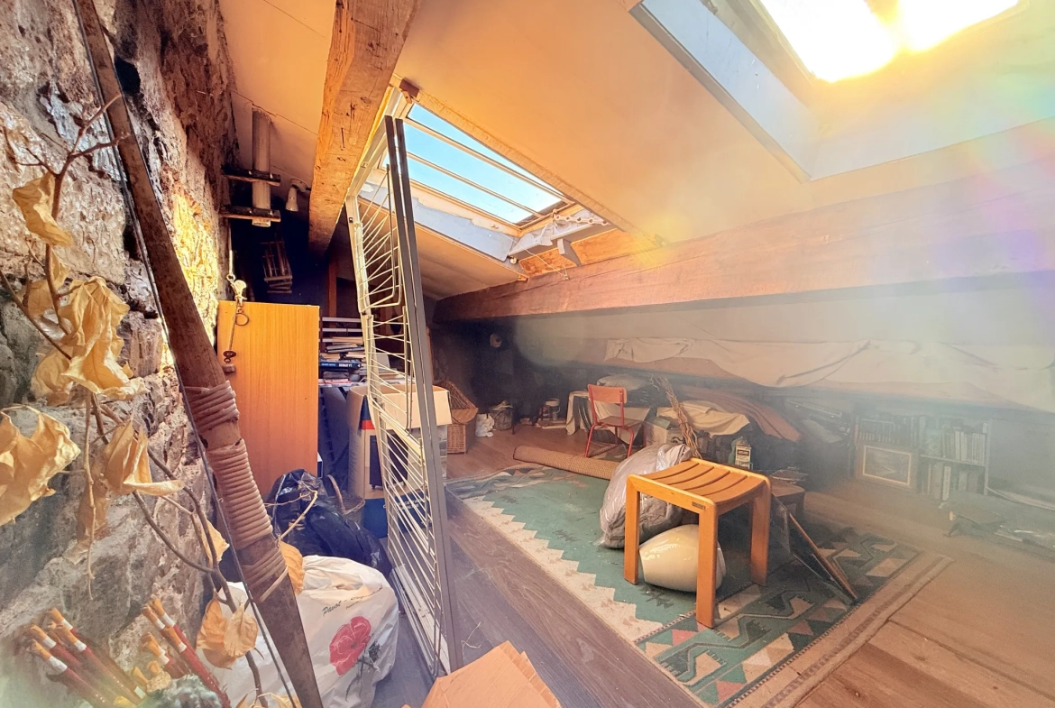 Maison de ville rénovée avec garage au centre de Cuers – 83 m² 