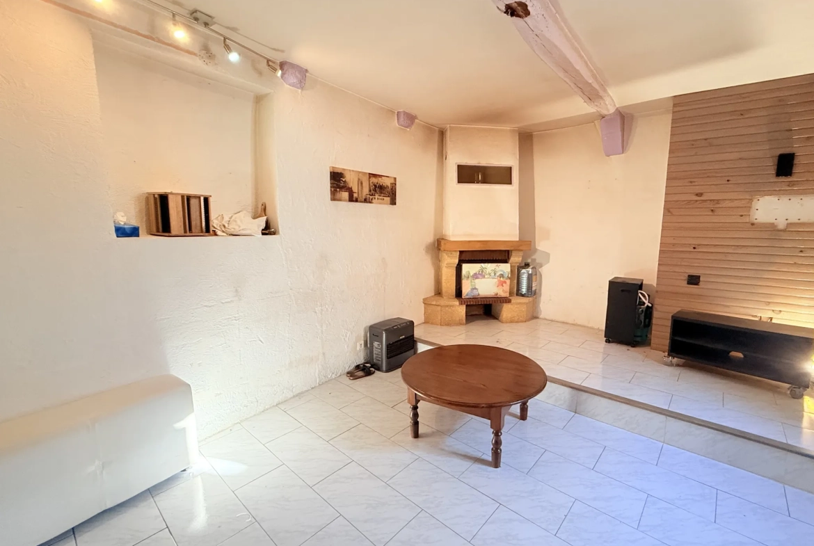 Maison de ville rénovée avec garage au centre de Cuers – 83 m² 