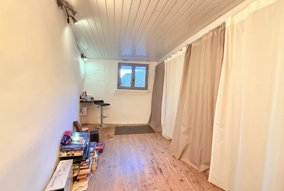 Maison de ville rénovée avec garage au centre de Cuers – 83 m² 