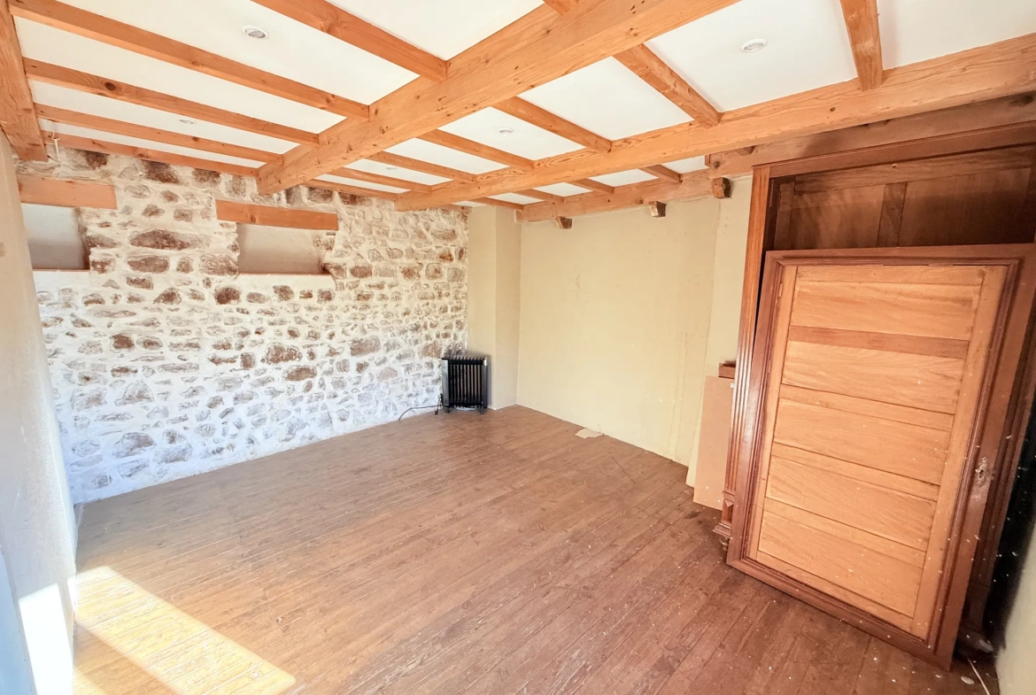 Maison de ville rénovée avec garage au centre de Cuers – 83 m² 