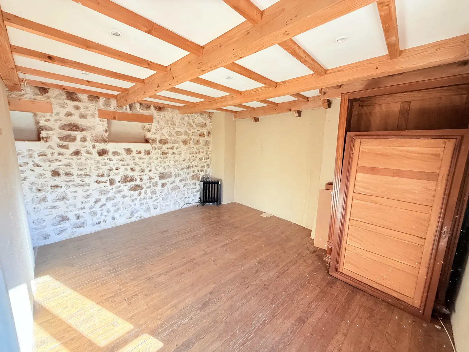 Maison de ville rénovée avec garage au centre de Cuers – 83 m² 