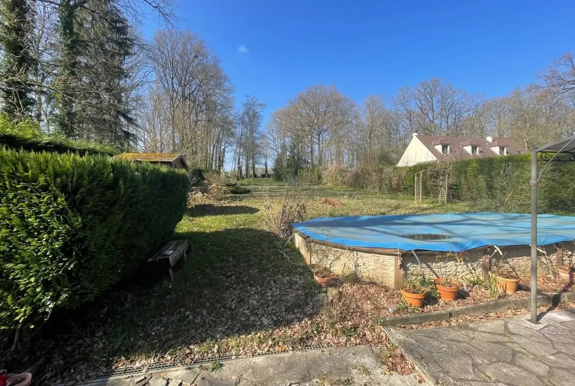 Maison individuelle avec 3 chambres, terrain arboré et piscine proche Crécy-la-Chapelle 