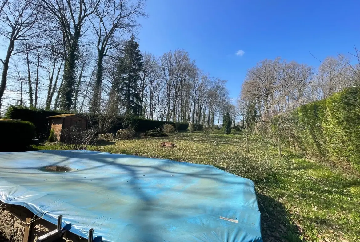 Maison individuelle avec 3 chambres, terrain arboré et piscine proche Crécy-la-Chapelle 
