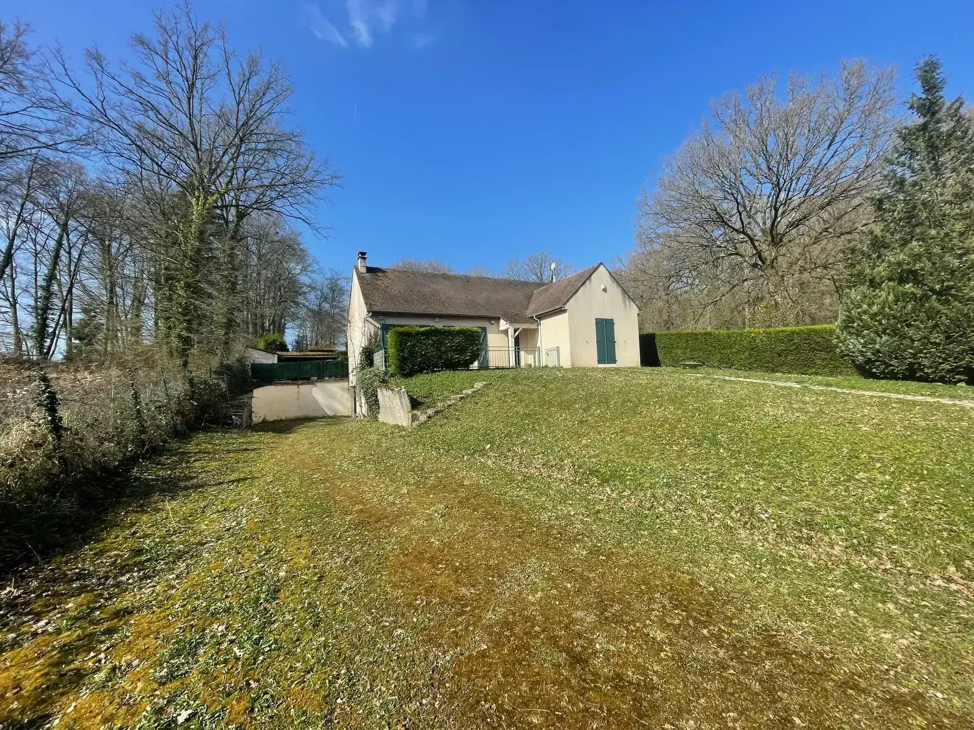 Maison individuelle avec 3 chambres, terrain arboré et piscine proche Crécy-la-Chapelle 