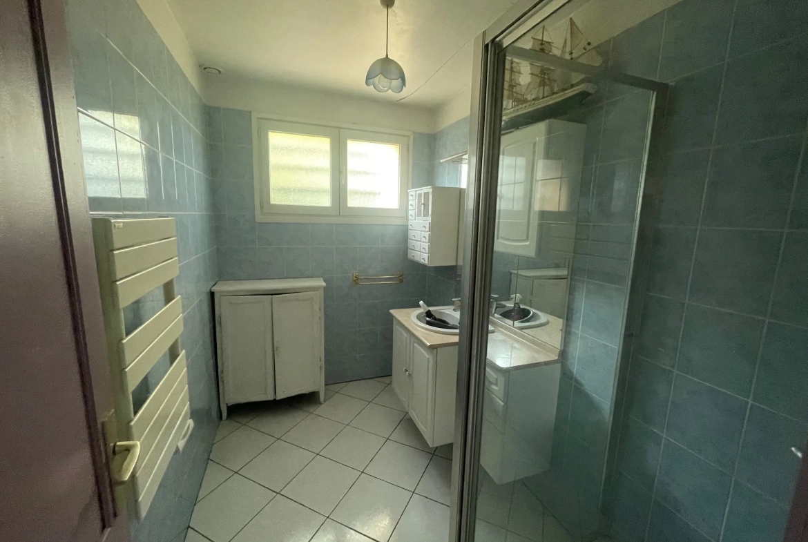 Maison individuelle avec 3 chambres, terrain arboré et piscine proche Crécy-la-Chapelle 