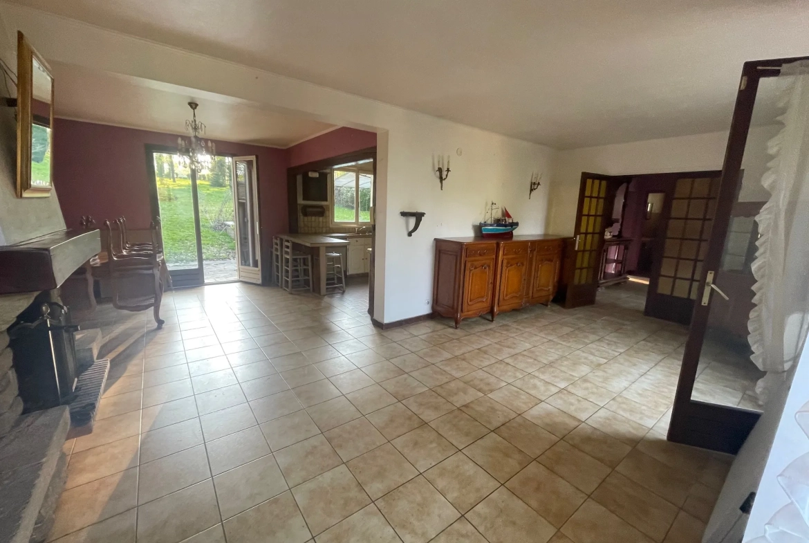 Maison individuelle avec 3 chambres, terrain arboré et piscine proche Crécy-la-Chapelle 