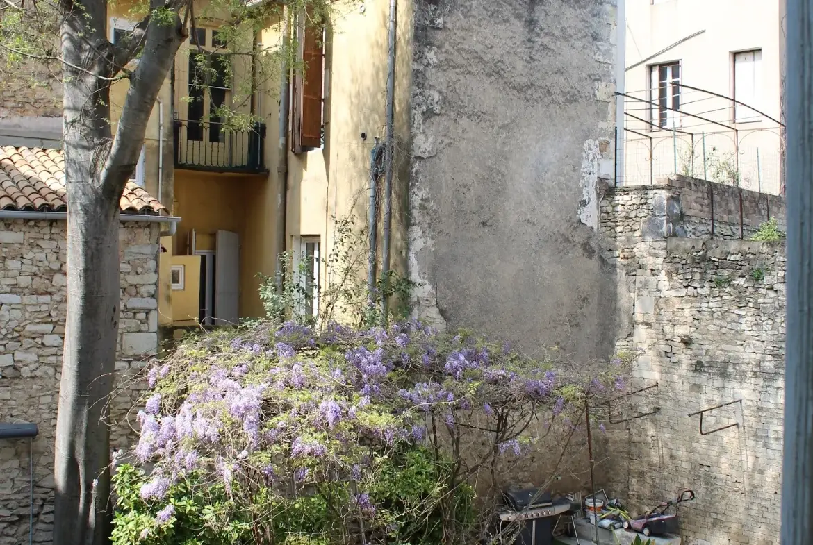 Appartement T3 de charme dans le centre historique de Nîmes avec vue sur jardin 