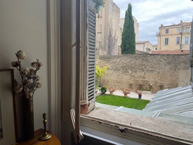 Appartement T3 de charme dans le centre historique de Nîmes avec vue sur jardin 