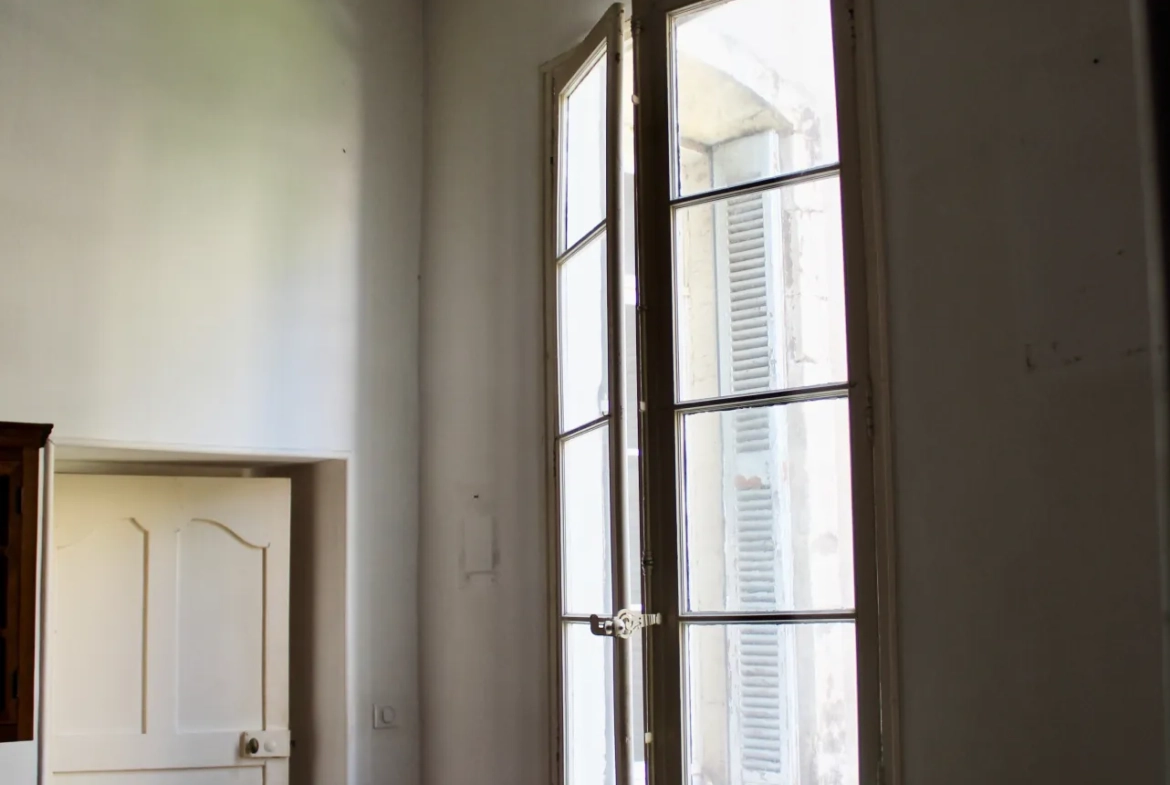 Appartement T3 de charme dans le centre historique de Nîmes avec vue sur jardin 