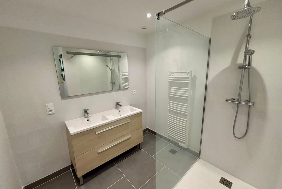 Vente d'un duplex rénové de 80 m2 avec cour et garage à Sainte Cécile Les Vignes 