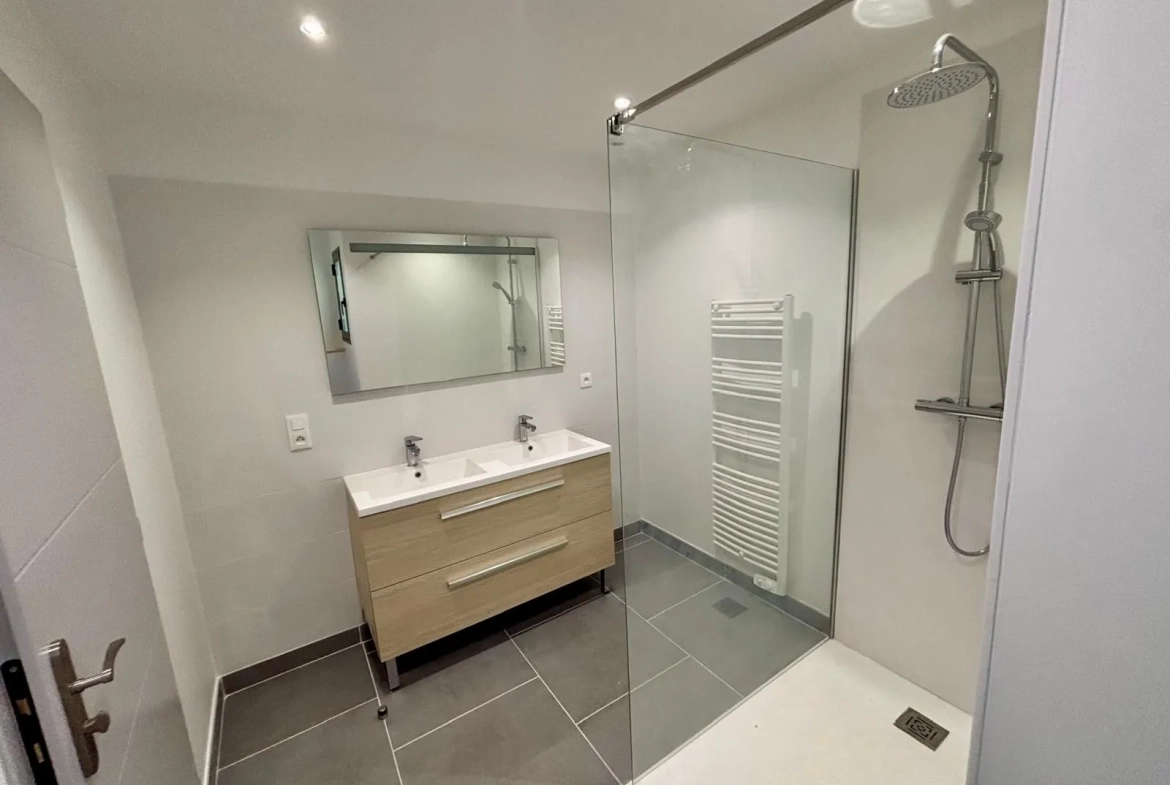 Vente d'un duplex rénové de 80 m2 avec cour et garage à Sainte Cécile Les Vignes 