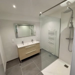 Vente d'un duplex rénové de 80 m2 avec cour et garage à Sainte Cécile Les Vignes