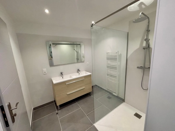 Vente d'un duplex rénové de 80 m2 avec cour et garage à Sainte Cécile Les Vignes