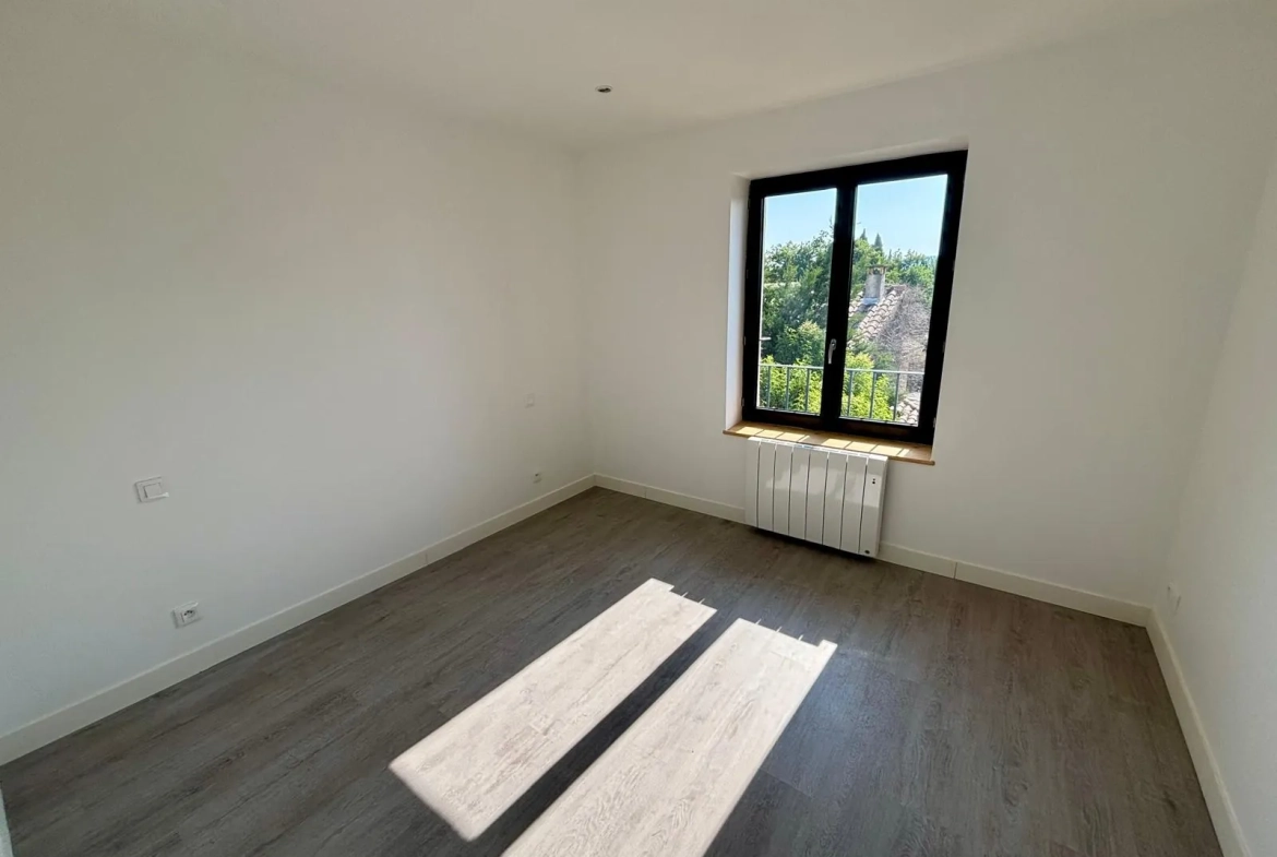 Vente d'un duplex rénové de 80 m2 avec cour et garage à Sainte Cécile Les Vignes 
