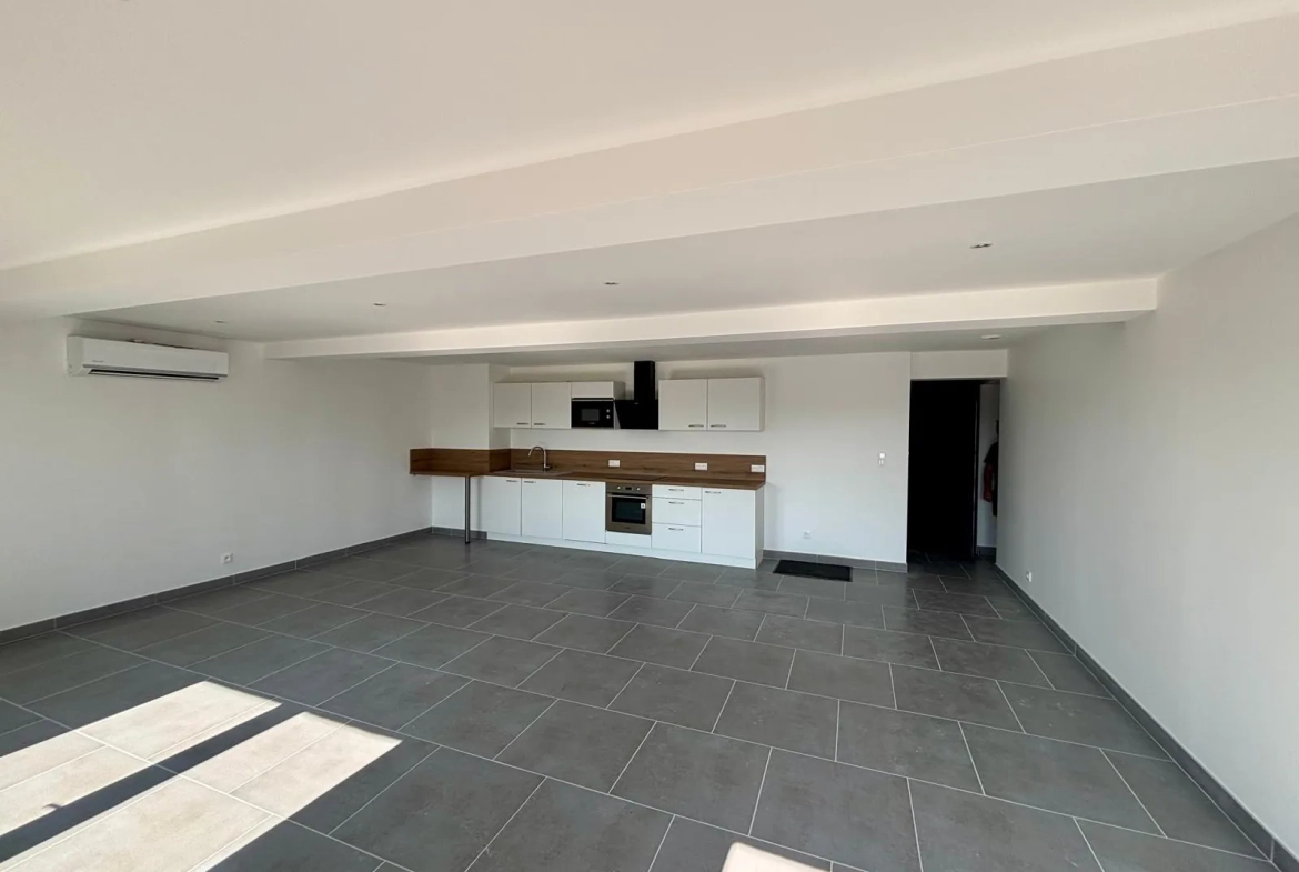 Vente d'un duplex rénové de 80 m2 avec cour et garage à Sainte Cécile Les Vignes 