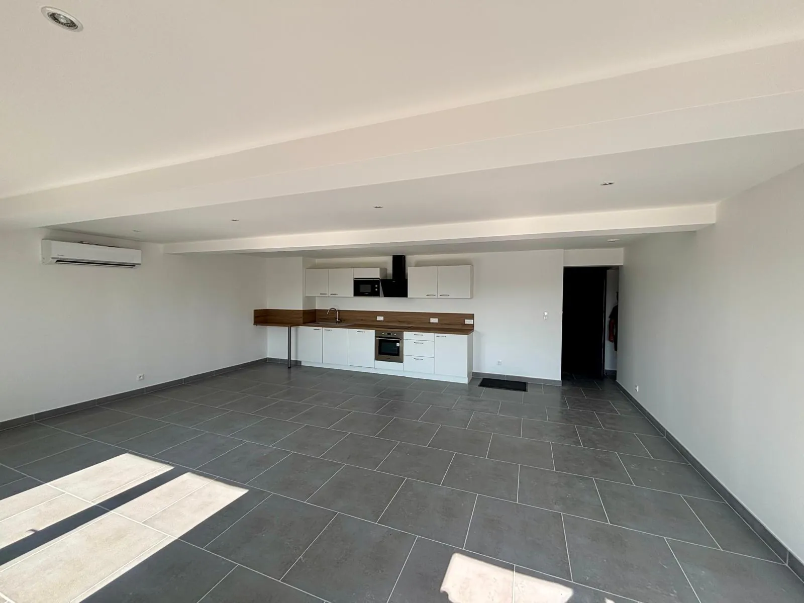 Vente d'un duplex rénové de 80 m2 avec cour et garage à Sainte Cécile Les Vignes 