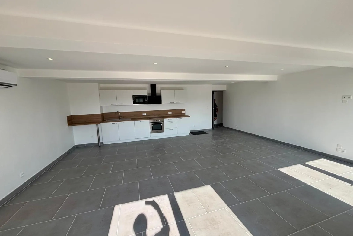 Vente d'un duplex rénové de 80 m2 avec cour et garage à Sainte Cécile Les Vignes 