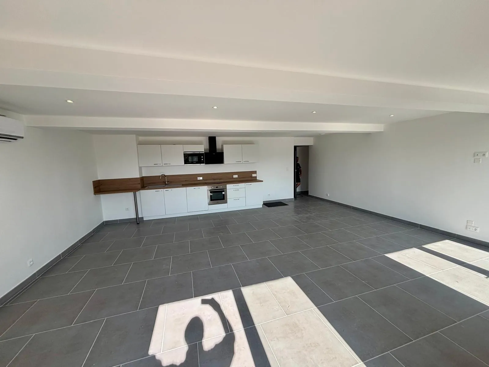 Vente d'un duplex rénové de 80 m2 avec cour et garage à Sainte Cécile Les Vignes 