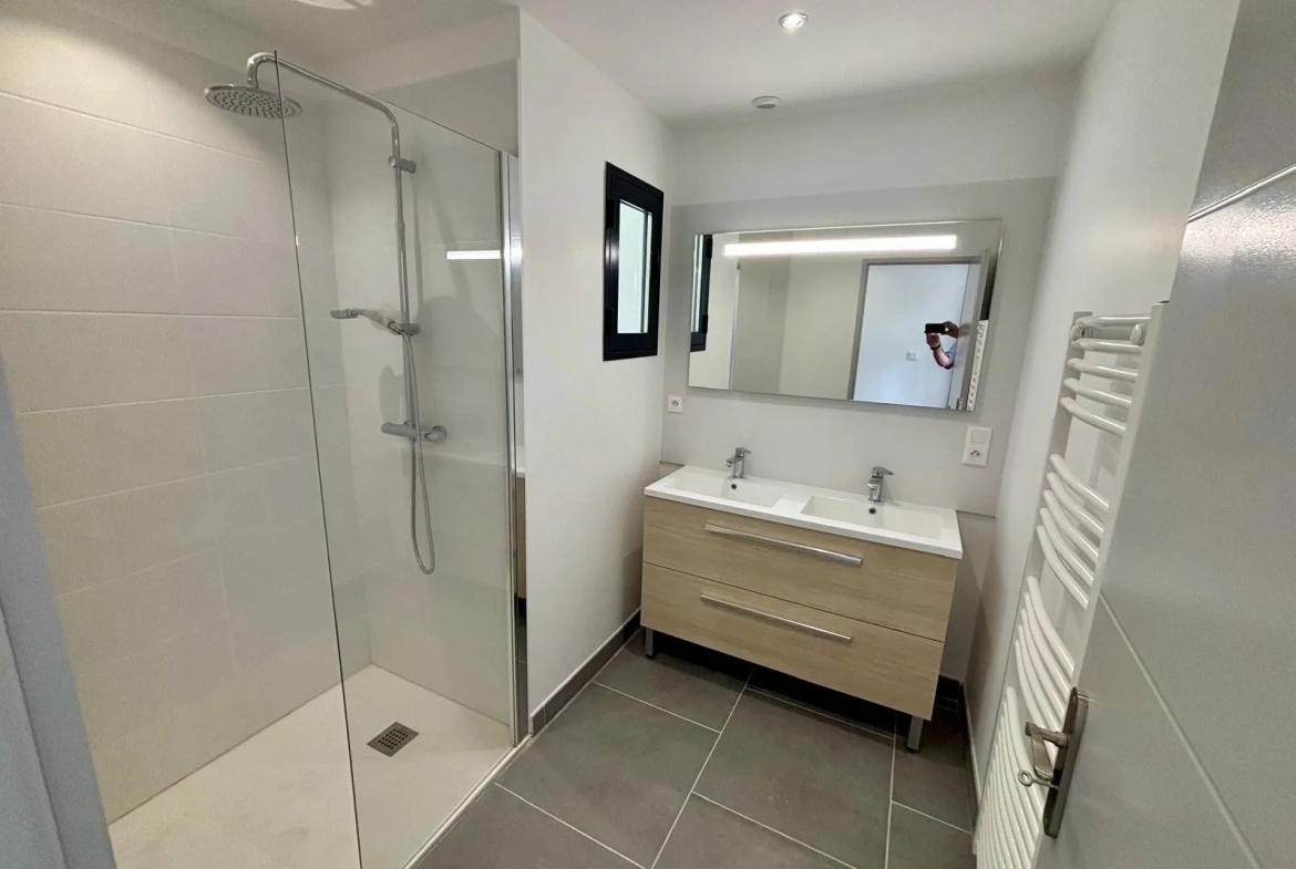 Vente d'un duplex rénové de 80 m2 avec cour et garage à Sainte Cécile Les Vignes 