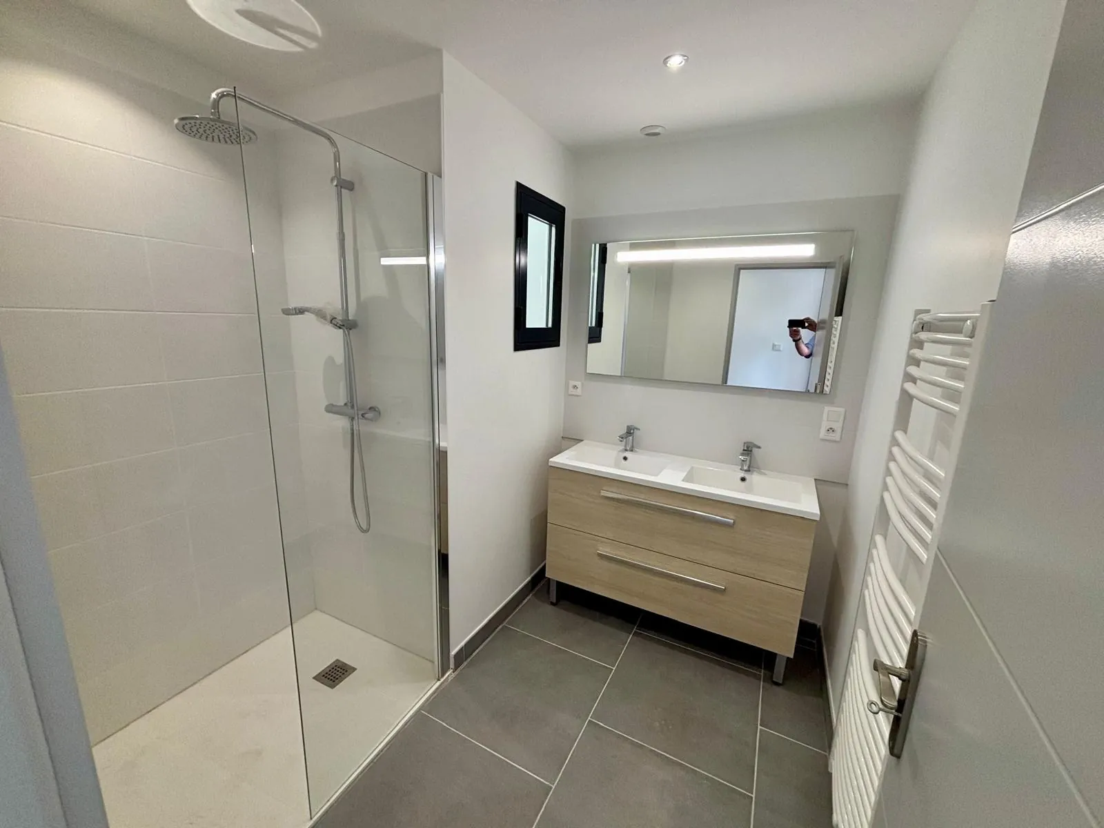 Vente d'un duplex rénové de 80 m2 avec cour et garage à Sainte Cécile Les Vignes 