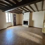 Maison en pierre à rénover dans le centre bourg d'Arcais avec garage et jardin clos