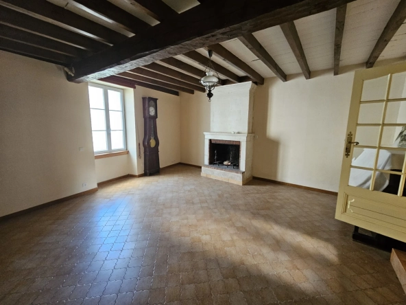 Maison en pierre à rénover dans le centre bourg d'Arcais avec garage et jardin clos