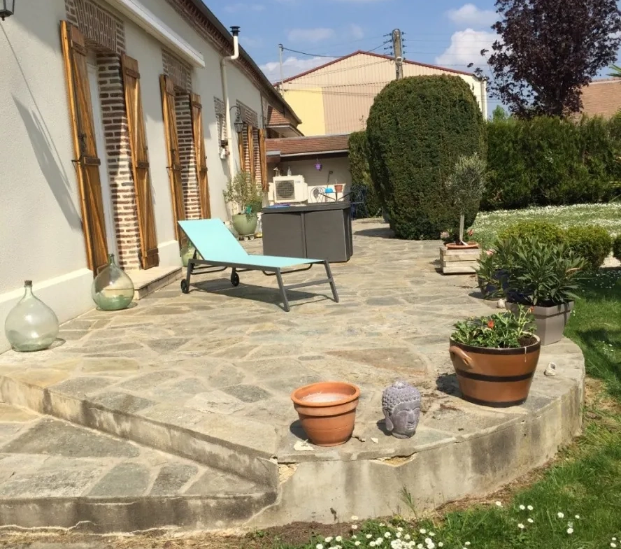 Maison à vendre proche d'Aix-en-Provence avec terrain et dépendances 