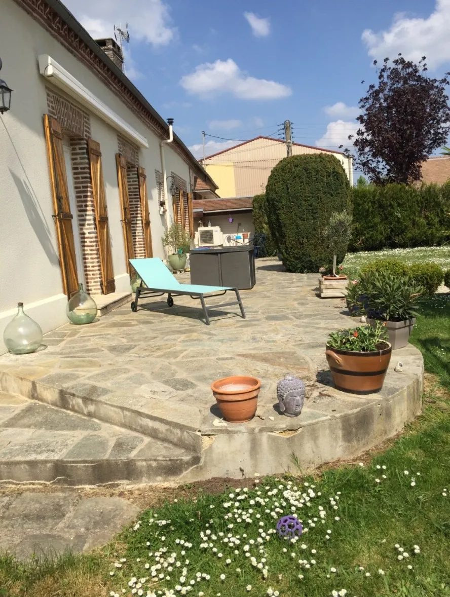 Maison à vendre proche d'Aix-en-Provence avec terrain et dépendances 