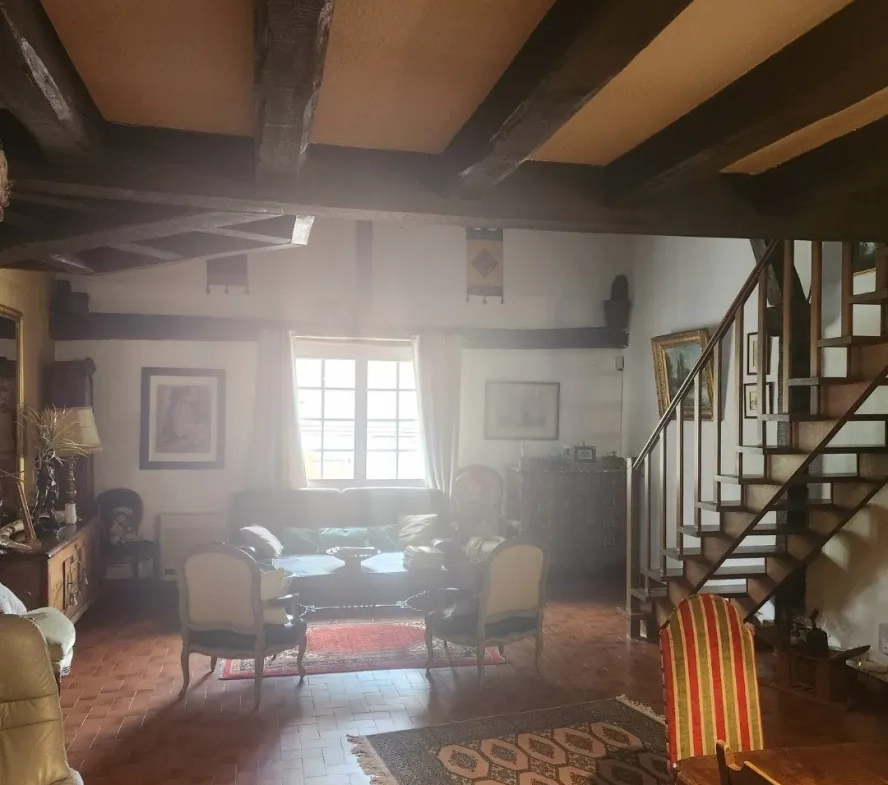 Maison à vendre proche d'Aix-en-Provence avec terrain et dépendances 