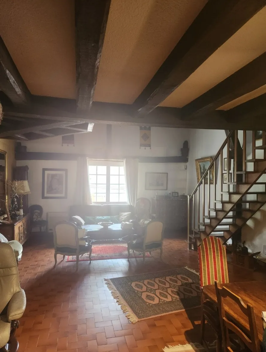 Maison à vendre proche d'Aix-en-Provence avec terrain et dépendances 
