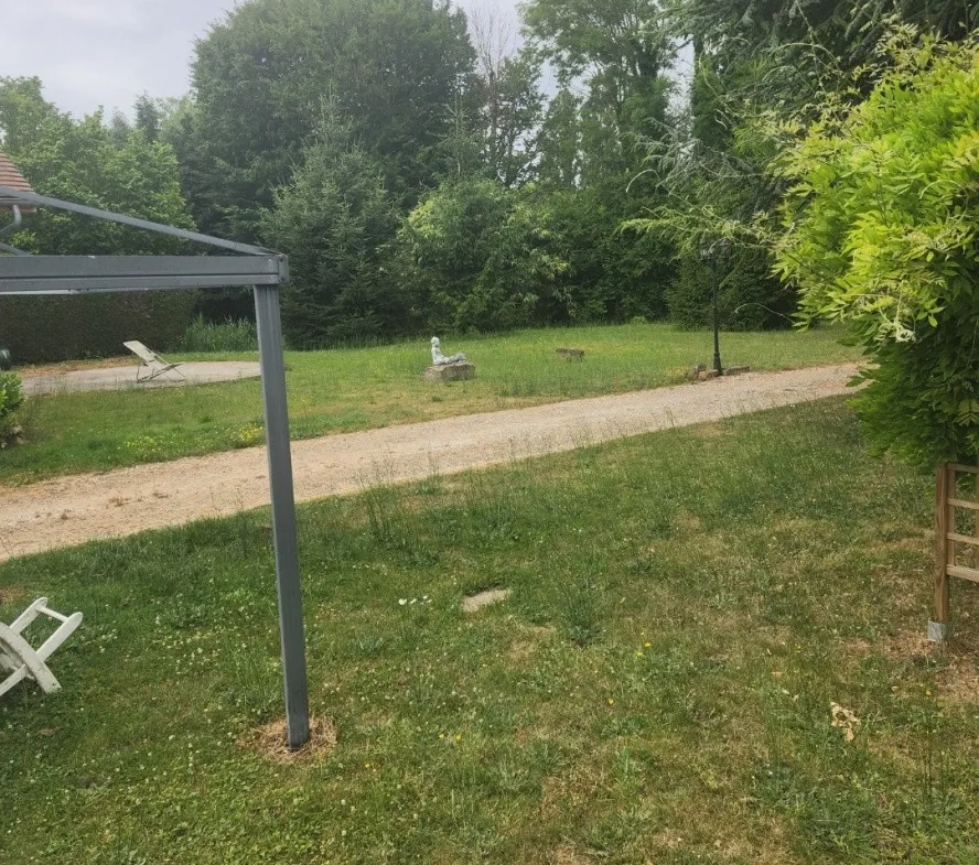 Maison à vendre proche d'Aix-en-Provence avec terrain et dépendances 