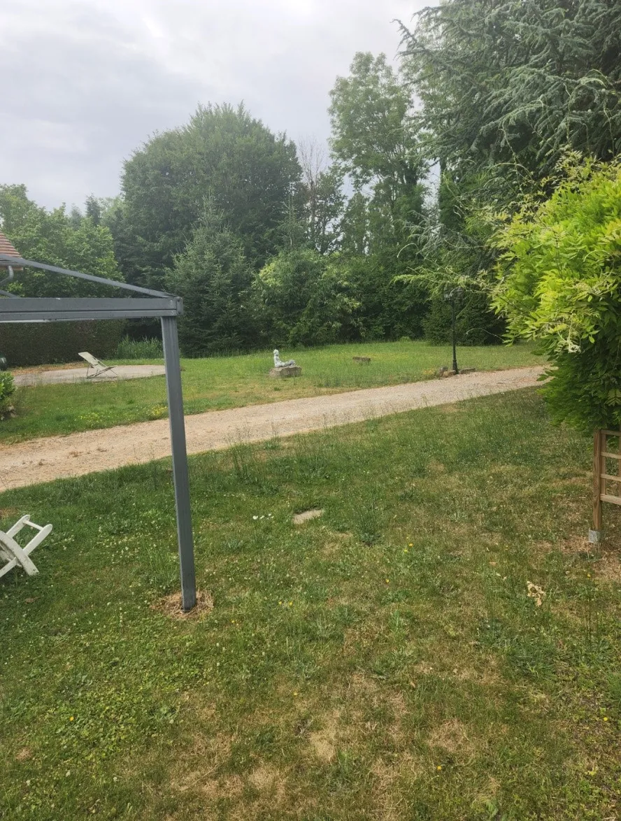 Maison à vendre proche d'Aix-en-Provence avec terrain et dépendances 