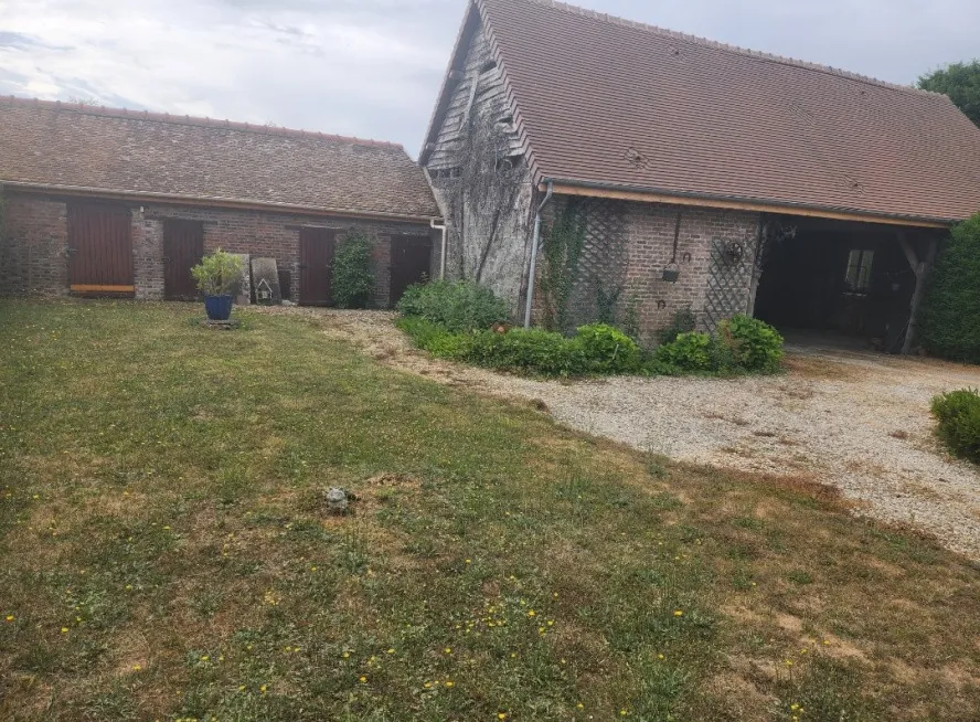 Maison à vendre proche d'Aix-en-Provence avec terrain et dépendances 