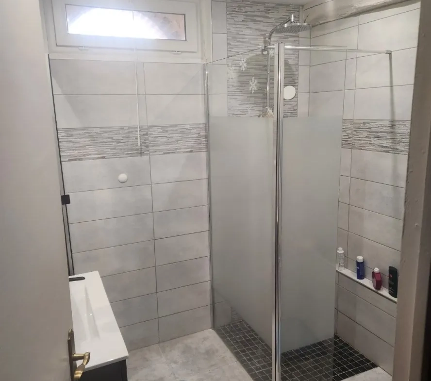 Maison à vendre proche d'Aix-en-Provence avec terrain et dépendances 