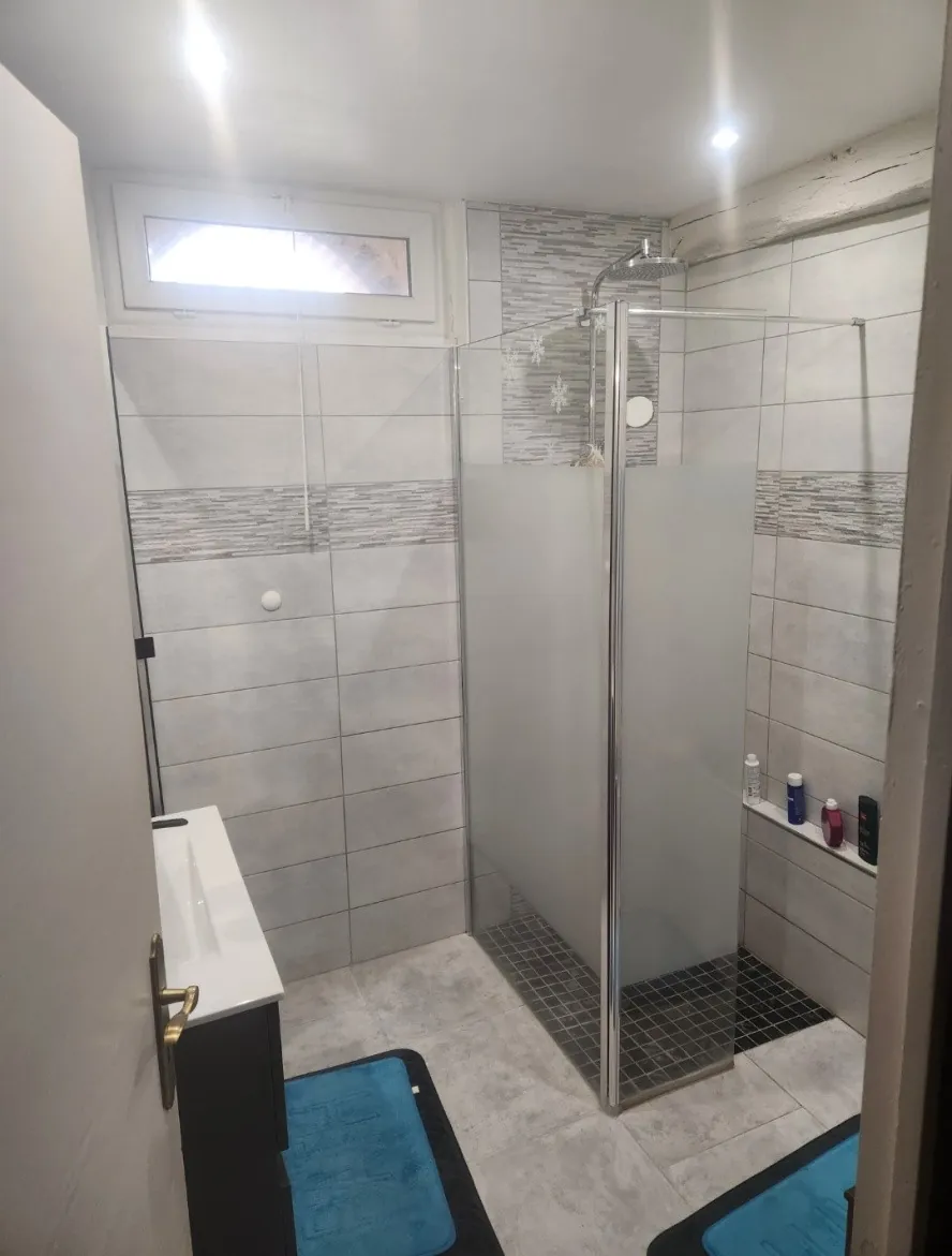 Maison à vendre proche d'Aix-en-Provence avec terrain et dépendances 