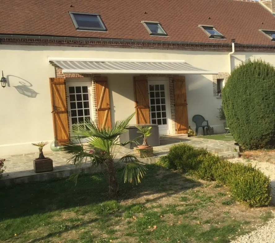 Maison à vendre proche d'Aix-en-Provence avec terrain et dépendances 