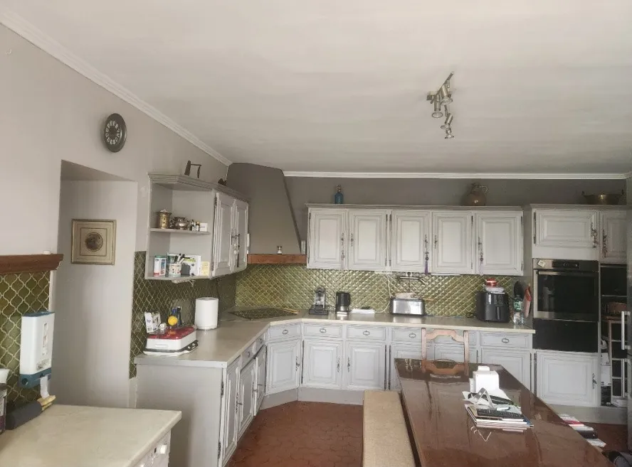 Maison à vendre proche d'Aix-en-Provence avec terrain et dépendances 