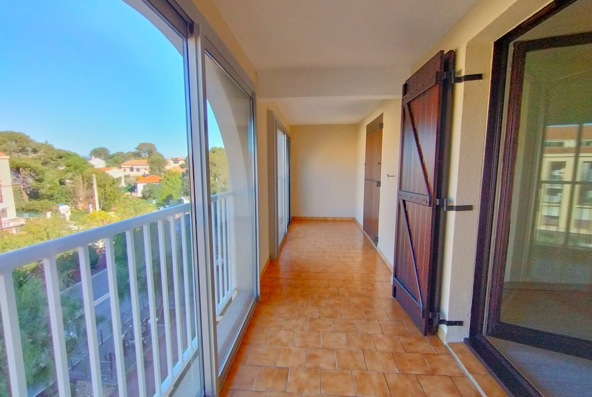 Appartement 3 pièces avec terrasse à Saint-Aygulf proche plages 