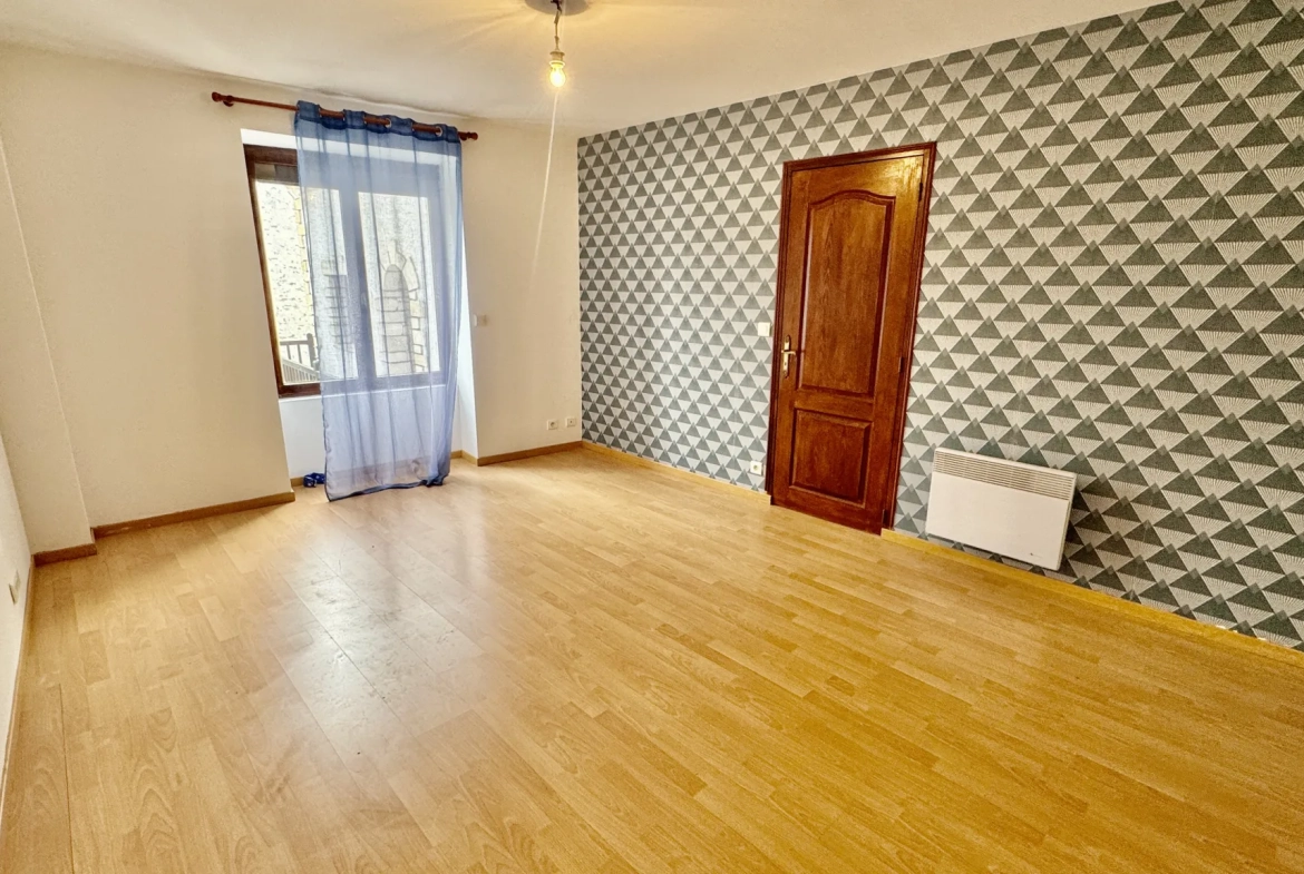 Maison à Issou de 120 m² avec jardin, garage et potentiel de rénovation 