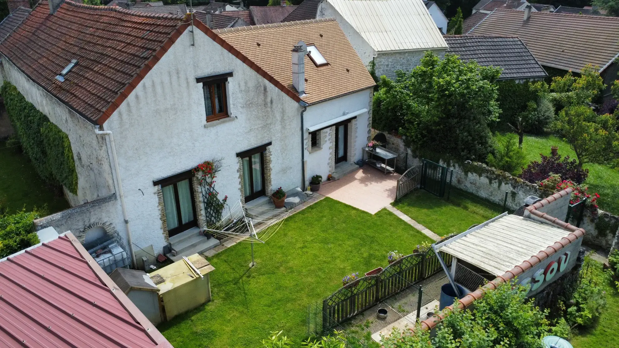 Maison à Issou de 120 m² avec jardin, garage et potentiel de rénovation 