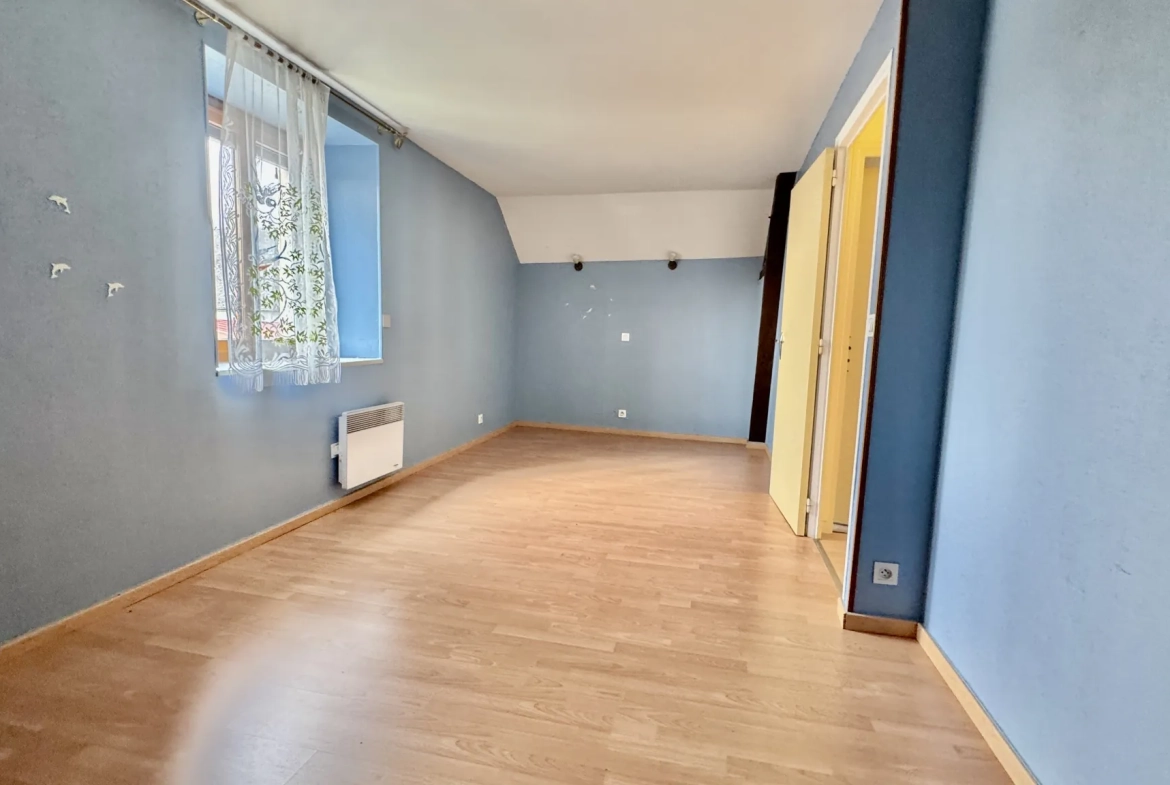 Maison à Issou de 120 m² avec jardin, garage et potentiel de rénovation 